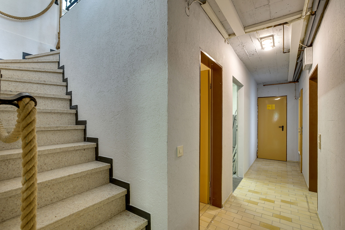gepflegter Keller, Innentreppe