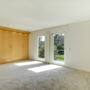 geräumiges Master Schlafzimmer mit Einbauschrank