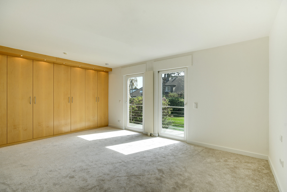 geräumiges Master Schlafzimmer mit Einbauschrank