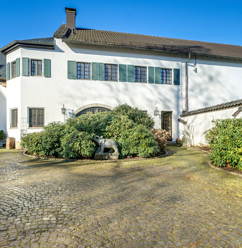 Bezugsfrei – Wohnung mit besonderem Flair in denkmalgeschützter Hofanlage – Haus-im-Haus-Charakter
